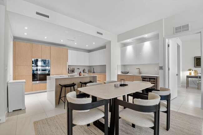 Building Photo - 3100 N Ocean Dr