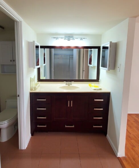 Master Bath - 203 Yoakum Pky