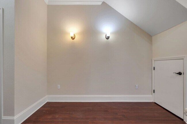 Building Photo - Midtown Tallahassee Townhome
