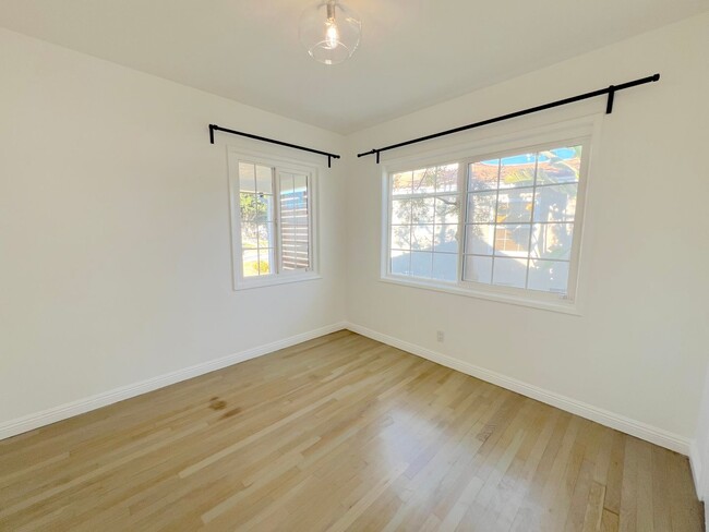 Building Photo - Clean and Updated 2 Bedroom in Long Beach