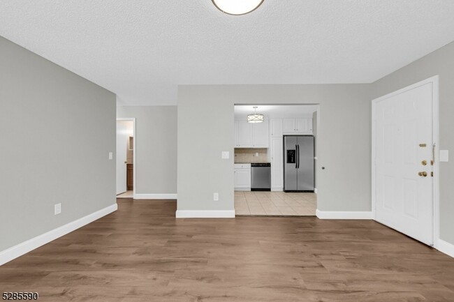 Building Photo - 116 Raintree Ln