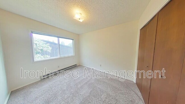 Building Photo - 515 S 15th Ave