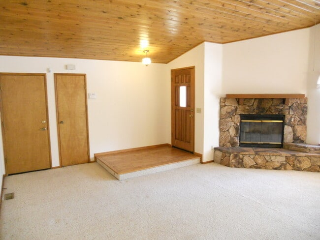 Building Photo - Charming 3-Bed, 2-Bath Home with 2-Car Gar...