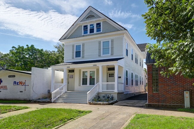 Primary Photo - Pre-Leasing for the 26-27 School Year! - M...