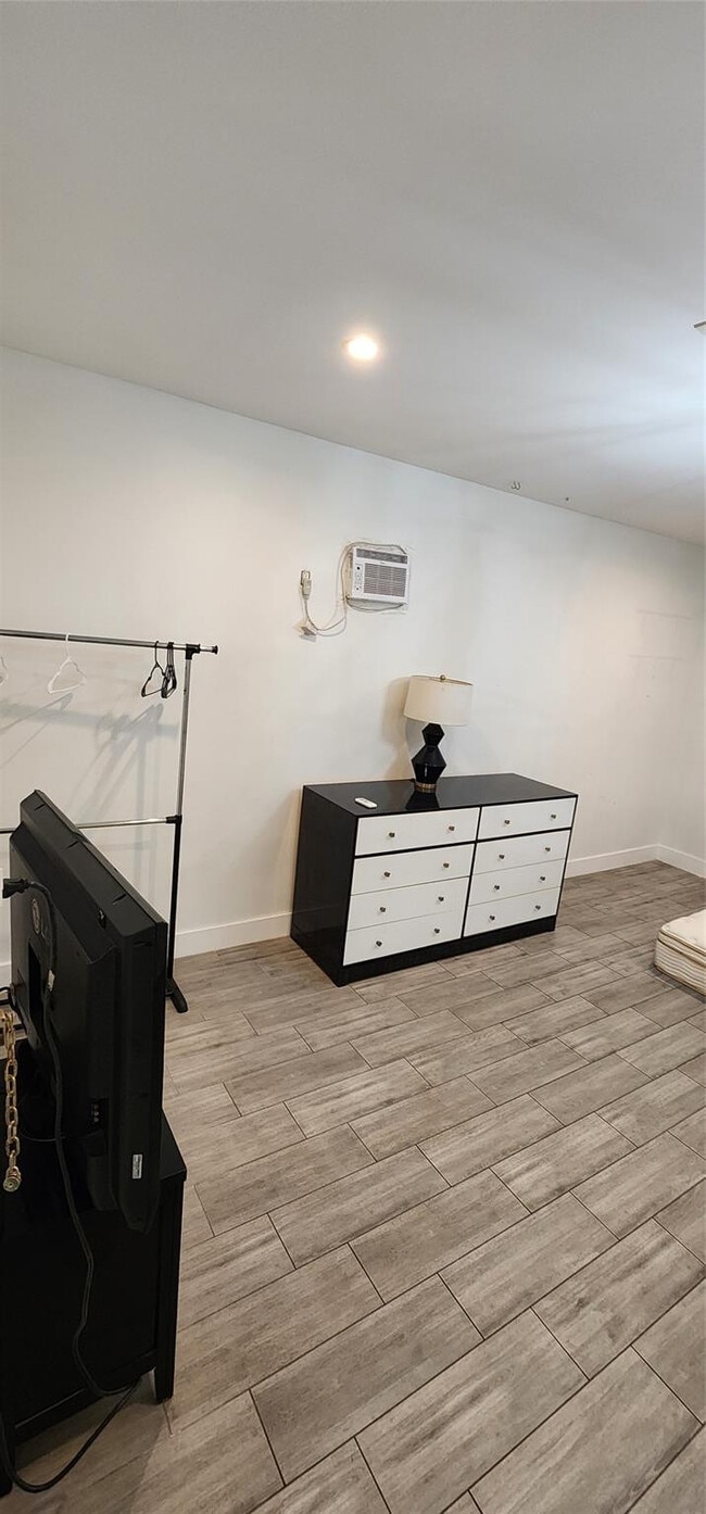 Building Photo - 806 NE 7th St