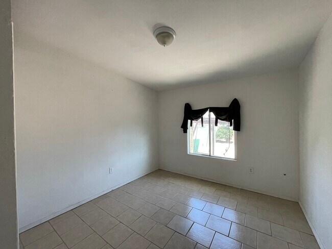 br2 - 3315 E Missouri Ave