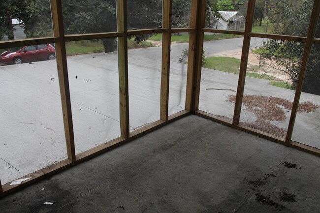 Building Photo - 811 N Davis St