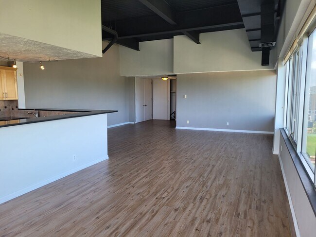 Building Photo - D Simmons (105 N 31st Ave #904)