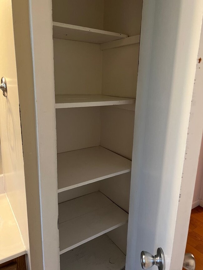 Building Photo - Available Mid-May 4 Bedroom / 1.5 Bathroom for Rent