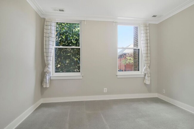 Building Photo - Sunny 3-Bedroom Corner Unit in Eckington/B...