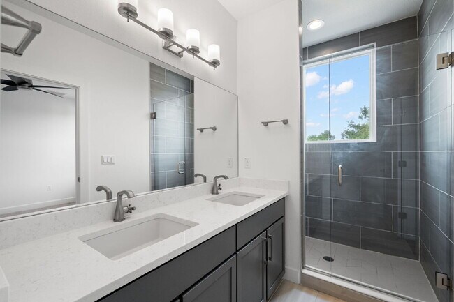 Building Photo - BEAUTIFUL Townhome For Rent in Downtown St...