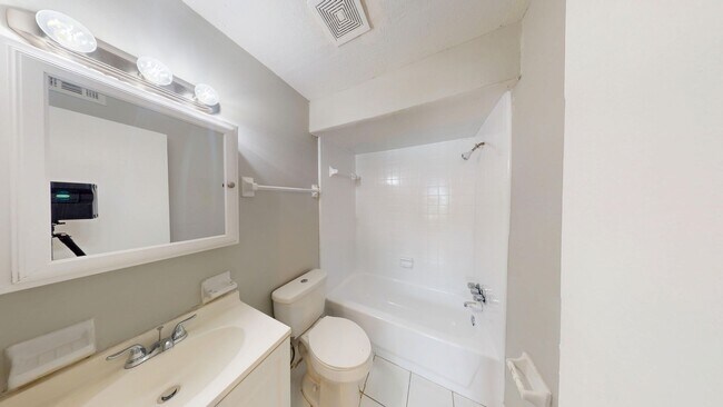 Building Photo - Spacious 1Bed/ 1Bath in Riverside – Downst...
