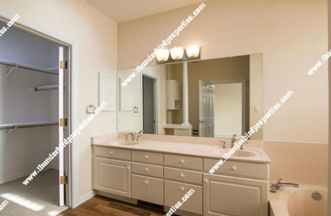 Building Photo - Tanoan Gated 3 bedroom, 2 bath home