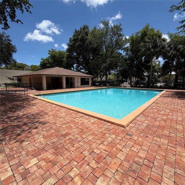 Building Photo - 4010 Lakeside Dr