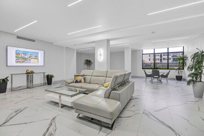 Building Photo - 1904 S Ocean Dr