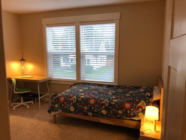 Building Photo - Gorgeous, modern craftsman 3+ bedroom, 3 b...