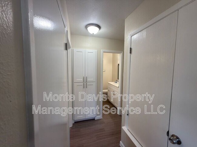 Building Photo - 1614 W Braker Ln