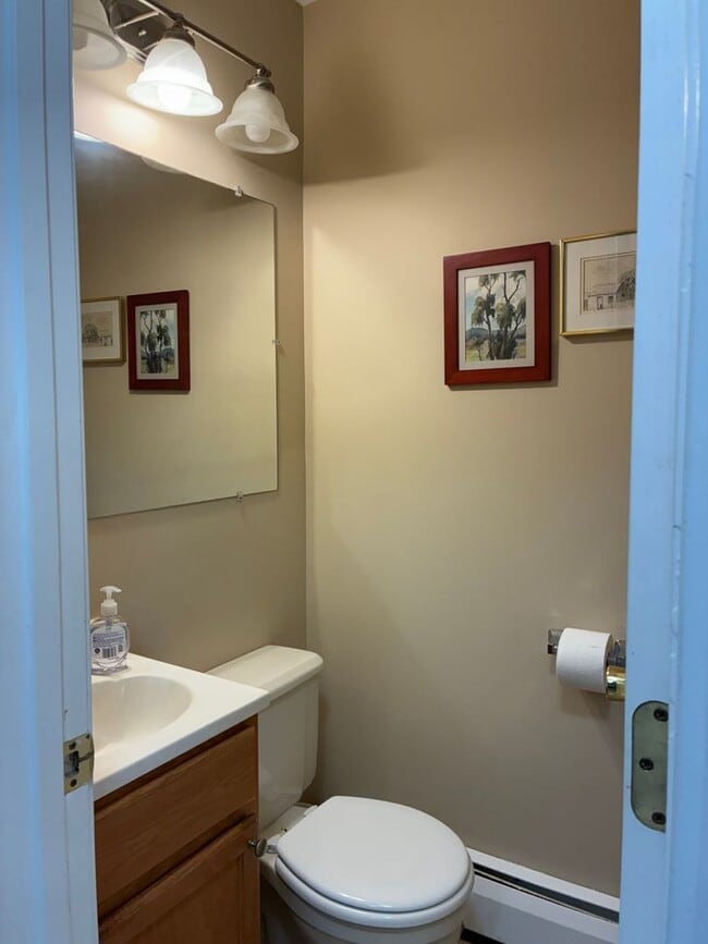 Building Photo - Wonderful 2 bedroom townhouse with heat included!