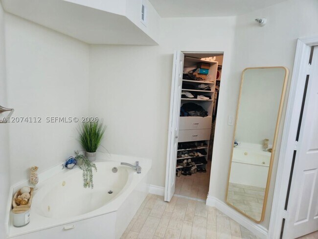 Building Photo - 3530 Mystic Pointe Dr
