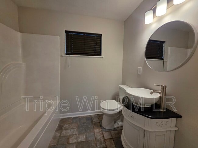 Building Photo - 5425 Chauvin Dr