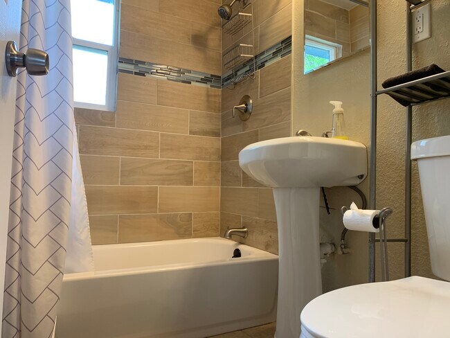 Hallway bathroom is fully equipped - 5842 Belleau Wood Ln