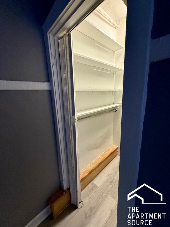 Building Photo - 1030 E Hyde Park Blvd