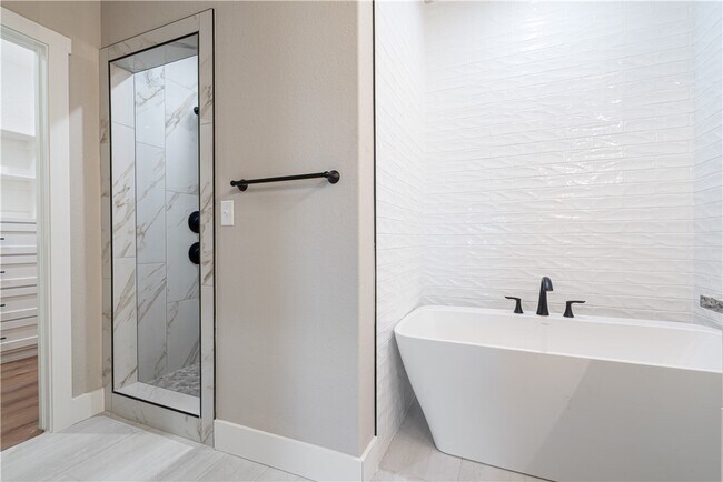 Building Photo - 7006 SW Orange Ave