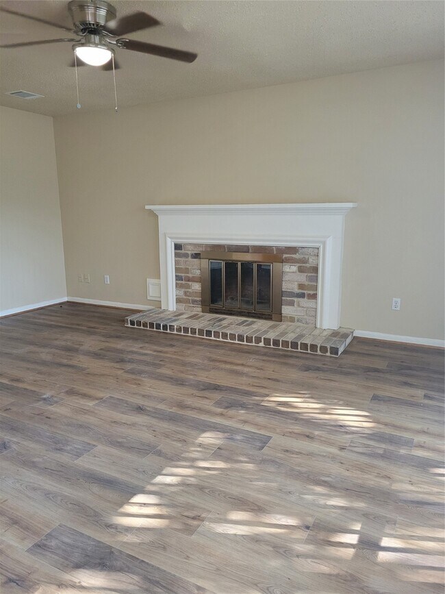 Building Photo - 9315 Southleigh Dr