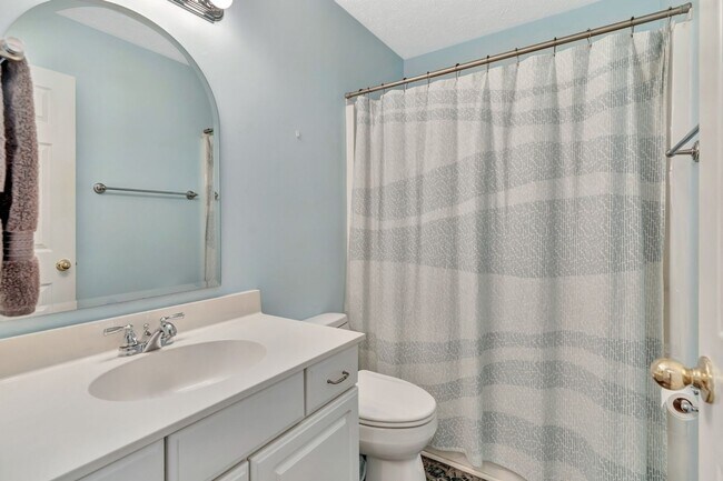 Building Photo - NEW PRICE and $500 off second full month's rent with a signed lease beginning in August!