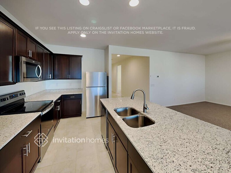 Building Photo - 18099 N Lakeside Ct