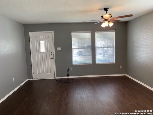 Building Photo - Great Floor Plan ~ Great Location ~ Lots o...