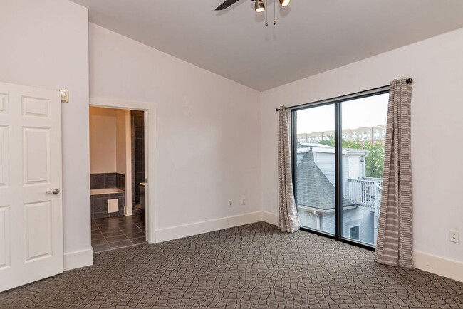 Building Photo - 1/2 OFF 1st Mo! Beautiful Condo in Kimball...