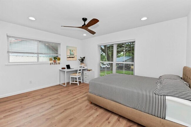 Building Photo - 8806 Ridgehill Dr
