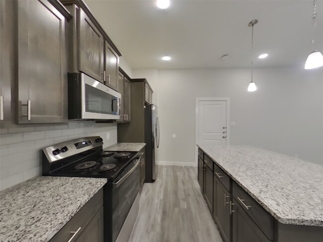 Building Photo - 9835 Willow Creek Commerce Dr