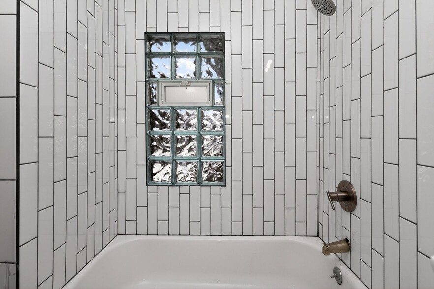 Building Photo - 1631 W Custer Ave