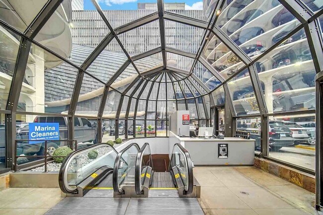 Building Photo - 300 N State St