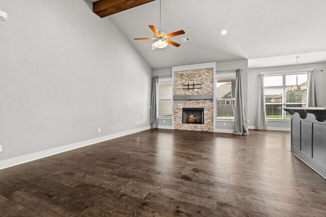 Building Photo - Come home to this stunning 4 bed/2 bath split floorplan home in Centerton!