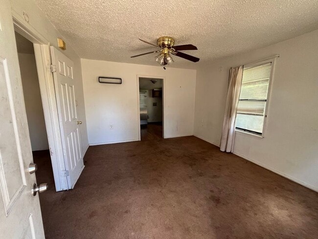 Building Photo - 1 Bedroom Section 8 Home!!