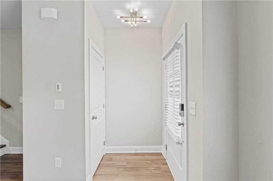 Building Photo - 2410 Lakeshore Ln