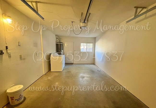 Building Photo - Bright and Freshly Updated 3 Bed 1.5 Bath ...