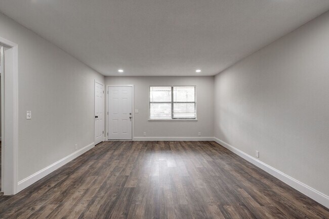 Building Photo - 718 Salem Rd