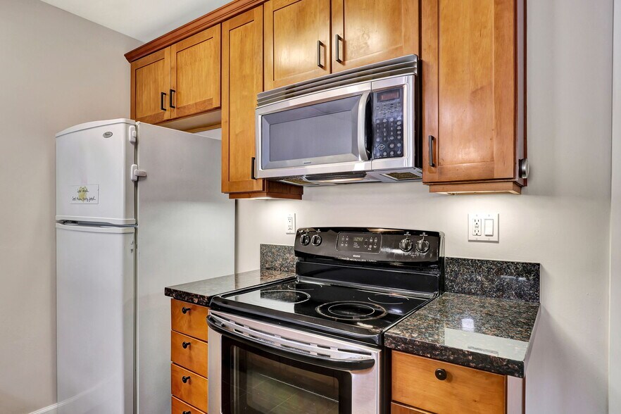 Building Photo - 10982 Roebling Ave