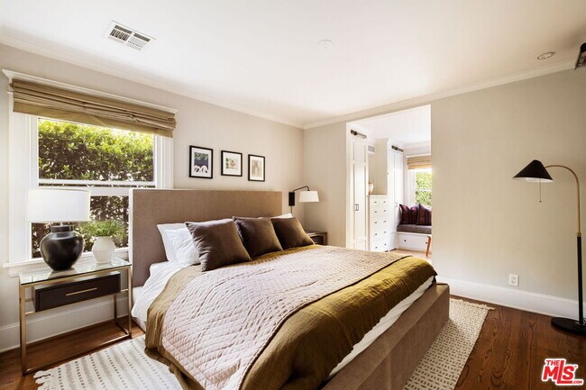 Building Photo - 1438 N Orange Grove Ave