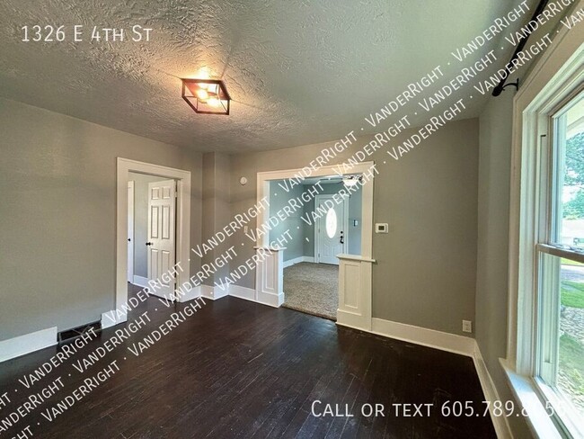 Building Photo - 1326 E 4th St