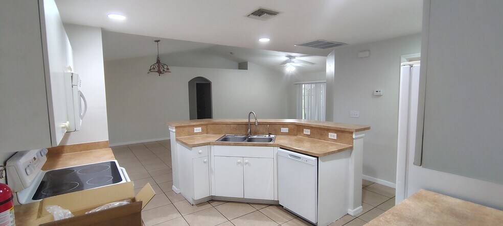 Building Photo - 1624 Kismet Pky E