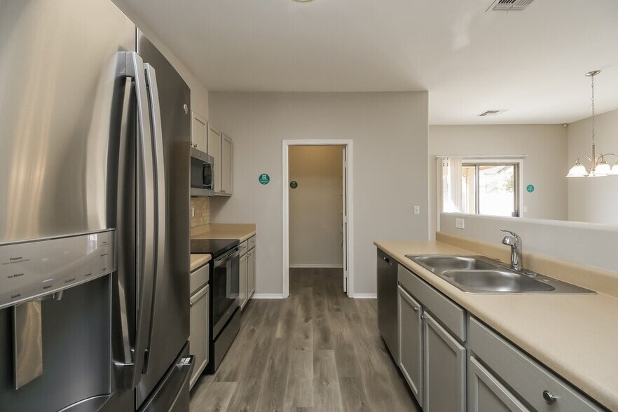 Building Photo - 1733 E Silversmith Trail