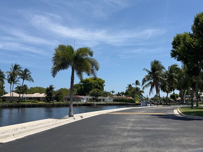 Building Photo - 180 Cypress Club Dr