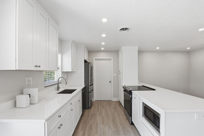 Building Photo - Remodeled SODO Home Available Now