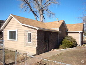 Building Photo - Spacious 2 Bedroom for Rent - LARGE YARD