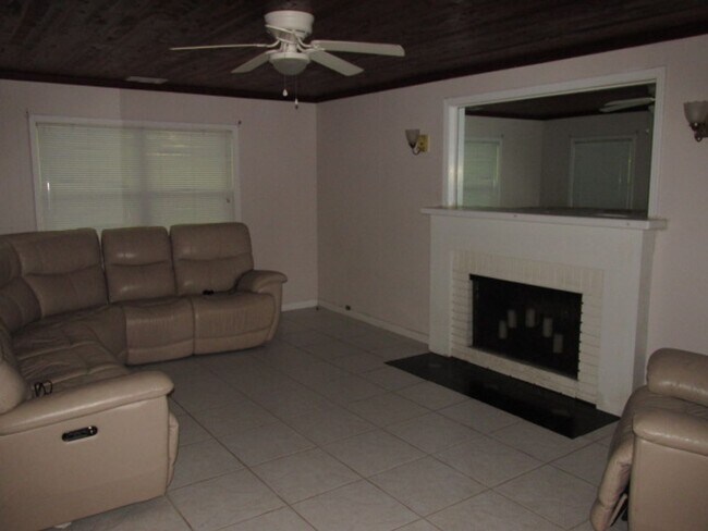 Building Photo - 3/1 on 2+ acres in St Cloud for Rent!